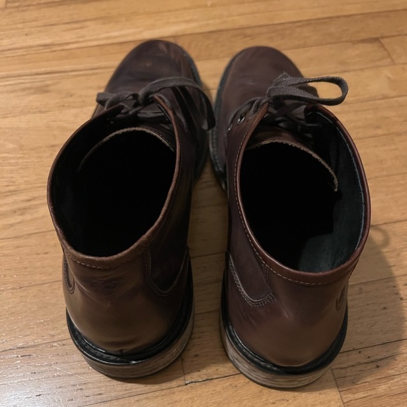 Andrew Marc leather Chukka boots!